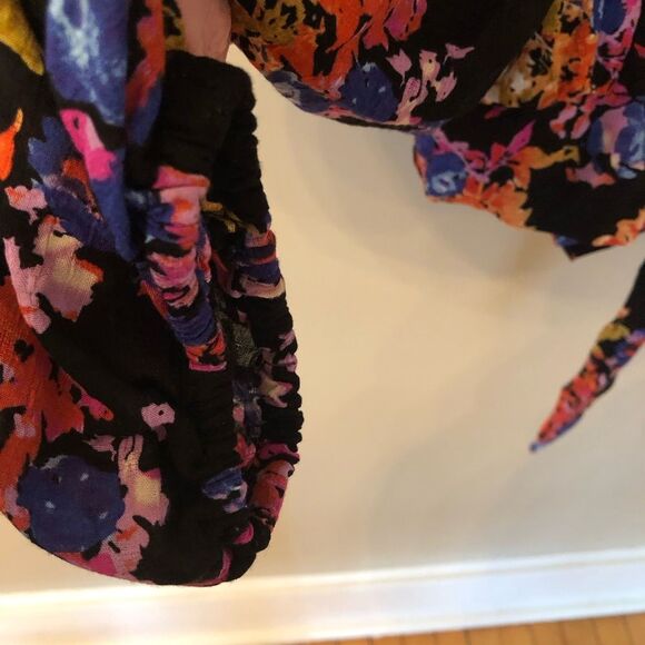 RACHEL ROY SIZE MEDIUM NWOT BLACK FLORAL CROPPED BUTTON FRONT PEASANT BOHO TOP - Picture 5 of 10
